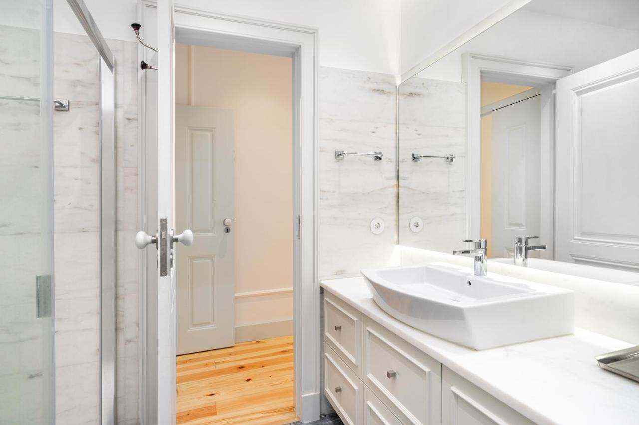 Whome Luxury Stay In Prime Location W/ Ac, Lift & Private Patio 리스본 외부 사진